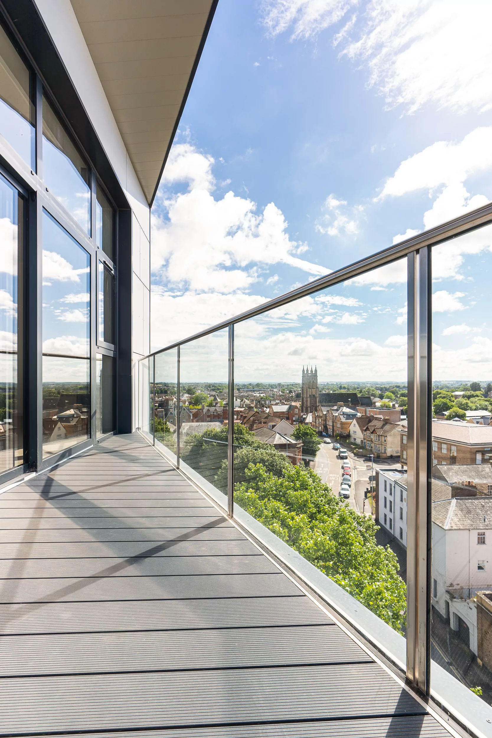 Laminated vs. monolithic safety glass